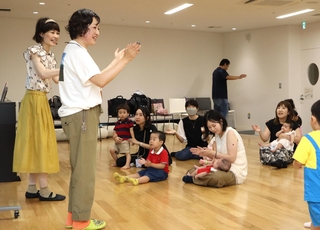 身振り手振りを交えて英語の歌を楽しむ参加者ら＝神戸市中央区東町、中央区文化センター