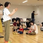 身振り手振りを交えて英語の歌を楽しむ参加者ら＝神戸市中央区東町、中央区文化センター