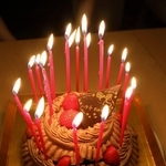 ろうそくを20本立てて燃え上がりそうな誕生日ケーキ