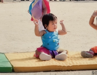 写真は大学2年生の娘の、初めての運動会（当時1歳1カ月）。かわいい衣装は先生の手作りで、びっくりしました！