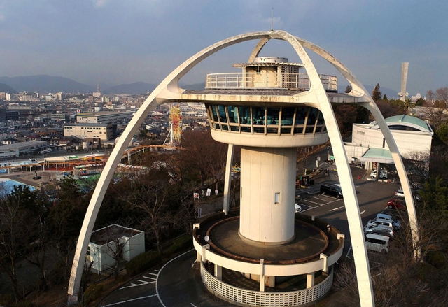 手柄山を含めた地上からの高さは約６３メートル。隣接する「手柄山遊園」と合わせ、レトロな雰囲気が漂う＝姫路市西延末