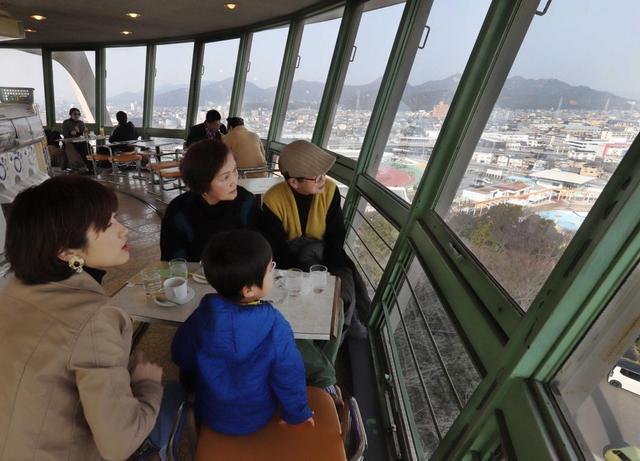 大きなガラス窓から市街を一望できる喫茶店＝姫路市西延末