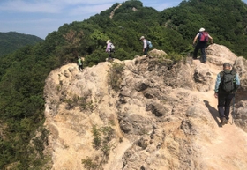 岩だらけの険しい名勝・馬の背