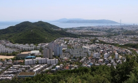高倉台とおらが山（左奥）を臨む