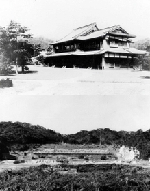 【上】武庫離宮の御殿（須磨離宮公園提供）、【下】米軍の射撃練習場としても使われた（須磨離宮公園提供）