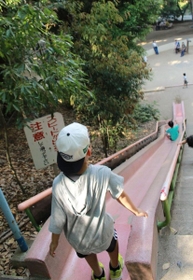 すべり台の上から見下ろすと怖くて足がすくんでしまう＝須磨離宮公園