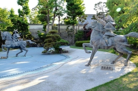 平敦盛と熊谷直実の一騎打ちの場面を再現した「源平の庭」＝須磨寺