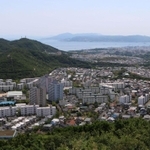 高倉台とおらが山（左奥）を臨む
