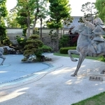 平敦盛と熊谷直実の一騎打ちの場面を再現した「源平の庭」＝須磨寺