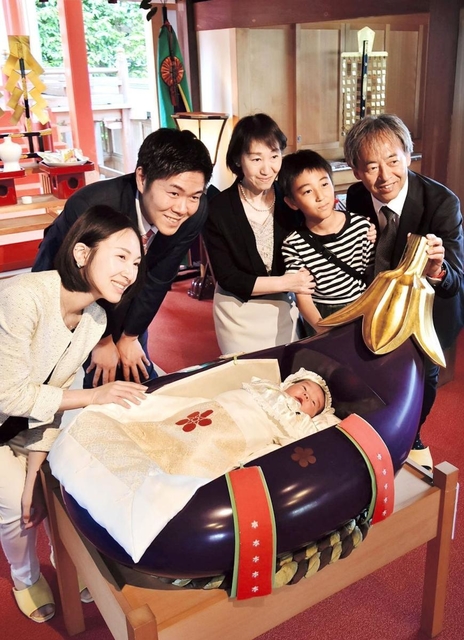 ナスの子安台を囲む初宮参りに訪れた家族