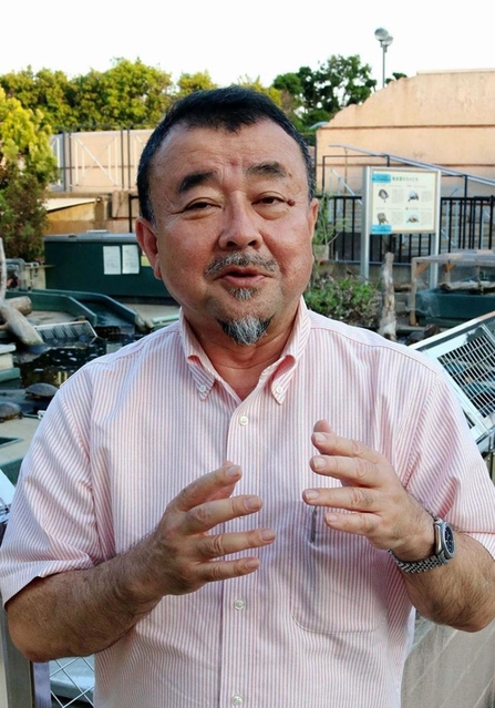 カメの研究を続ける亀崎直樹さん＝須磨海浜水族園