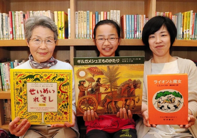 親子３代で通う（右から）水谷有貴子さん、水谷環生さん、谷川喜久代さん＝神戸市須磨区