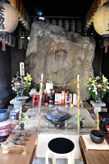 藤田伝三郎が奈良から運んできたとされる石仏＝潮音寺