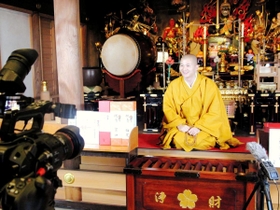 カメラの前で法話をする小池陽人副住職＝須磨寺