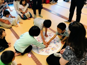 「テンプリッシュ」で英語かるたを楽しむ子どもたち（スマプラ提供）