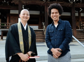 須磨寺で国際交流や英語の催しを企画する高橋大輔さん（右）と小池陽人さん＝須磨寺