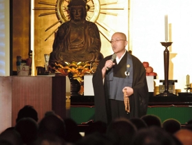 落語の技法を組み合わせた法話で優勝した安達瑞樹さん＝須磨寺
