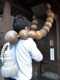 【１】一願成就の大数珠　肩に掛けて祈ると、お大師さんが願いを一つだけかなえてくれる。数珠といっても、大人２人がかりで持つのが精いっぱい。願掛けする時は注意しよう。ちなみに制作元は「企業（？）秘密」。