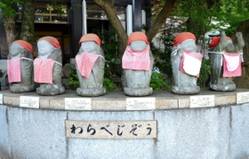 【２】わらべじぞう　赤い帽子に前掛け姿のかわいらしい地蔵６体が並ぶ。「ナニ？　ナニ？　なんやてェ～」「フーム、サテ、どないしたらええのやろ？」と、関西弁で悩みを聞いてくれる。