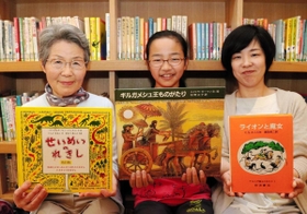 親子３代で通う（右から）水谷有貴子さん、水谷環生さん、谷川喜久代さん＝神戸市須磨区