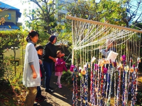 昨年秋に開催された「アートすまびらき」。市民の協力を得て、民家やギャラリーに芸術作品を展示した（衣笠収さん提供）