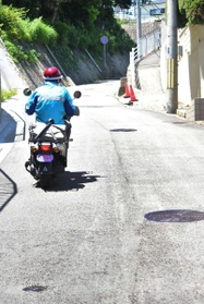 西川所長のイチオシスポットは最高勾配４２・６％のきつね坂＝神戸市須磨区潮見台町