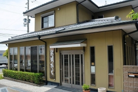 昨年３月、店主が亡くなり休業状態が続く「敦盛そば」＝神戸市須磨区一ノ谷町
