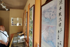 源平合戦に関する貴重な資料が多数並ぶ店内＝神戸市須磨区一ノ谷町