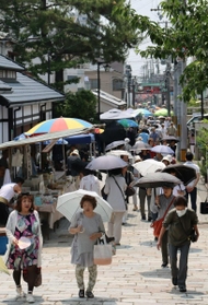 毎月２０、２１日に開かれる大師縁日に訪れた参拝者＝智慧の道