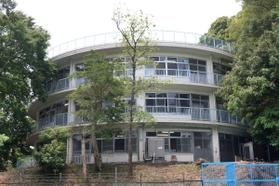 築６１年の円形校舎。たたずまいは完成当時から変わらない＝須磨区離宮西町２