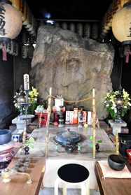 藤田伝三郎が奈良から運んできたとされる石仏＝潮音寺