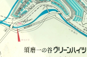 海岸にぽつんとある案内板＝須磨区一ノ谷町５