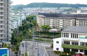 ベルトコンベヤーを避けるように斜めに立つ集合住宅＝須磨区西落合６