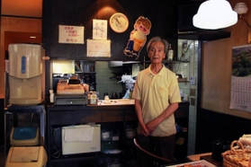 喫茶みやみずの店主北原利雄さん＝須磨区高倉台４