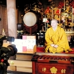 カメラの前で法話をする小池陽人副住職＝須磨寺