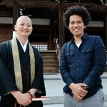 須磨寺で国際交流や英語の催しを企画する高橋大輔さん（右）と小池陽人さん＝須磨寺