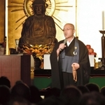 落語の技法を組み合わせた法話で優勝した安達瑞樹さん＝須磨寺