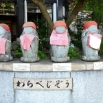 【２】わらべじぞう　赤い帽子に前掛け姿のかわいらしい地蔵６体が並ぶ。「ナニ？　ナニ？　なんやてェ～」「フーム、サテ、どないしたらええのやろ？」と、関西弁で悩みを聞いてくれる。