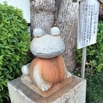 【４】ぶじかえる　「びっくりしたい人は目玉を、借金で困っている人は首を回してください」と案内のあるカエルの置物。あっちこっちを見渡して、お寺を見守っているのかな？