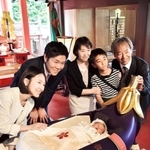 ナスの子安台を囲む初宮参りに訪れた家族