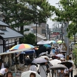 毎月２０、２１日に開かれる大師縁日に訪れた参拝者＝智慧の道