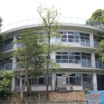 築６１年の円形校舎。たたずまいは完成当時から変わらない＝須磨区離宮西町２