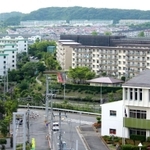 ベルトコンベヤーを避けるように斜めに立つ集合住宅＝須磨区西落合６