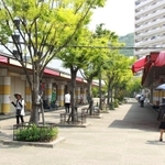 六甲全山縦走路のルートとなっている高倉台近隣センター＝須磨区高倉台４