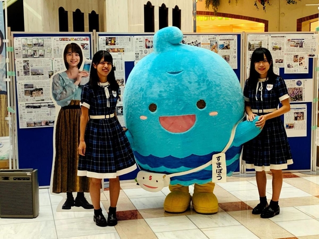 神戸発のアイドルグループ「ＫＯＢｅｒｒｉｅＳ♪」（コウベリーズ）の岡野春香さん（左）と小形優莉さん（右）、須磨区のマスコットキャラクター「すまぼう」（中央）＝須磨パティオ