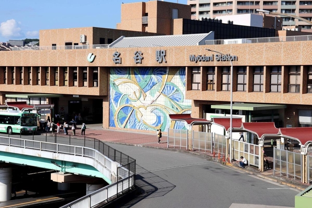 駅のイメージテーマに合わせ設置された巨大壁画「春の風」＝神戸市営地下鉄名谷駅