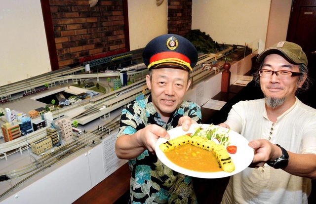 佐野達夫さん（右）からドクターイエローカレーのレシピを引き継いだ川上隆幸さん＝レイアウトカフェＪＢ＋