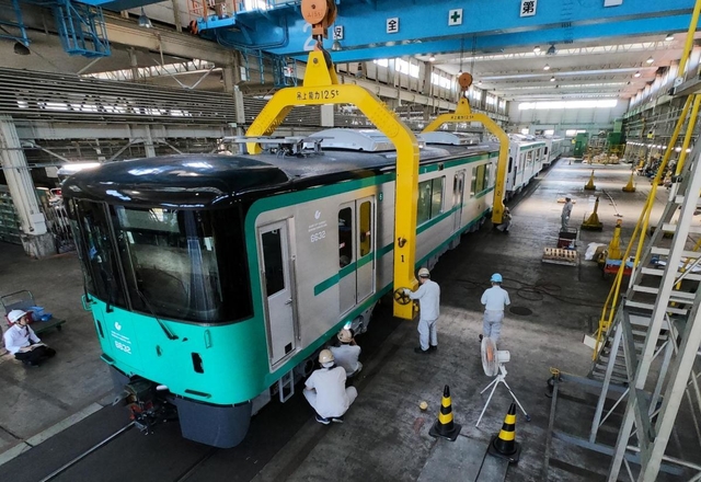 運行に向けて作業が進められている新型車両「６０００形」＝市営地下鉄名谷車両基地（撮影・秋山亮太）