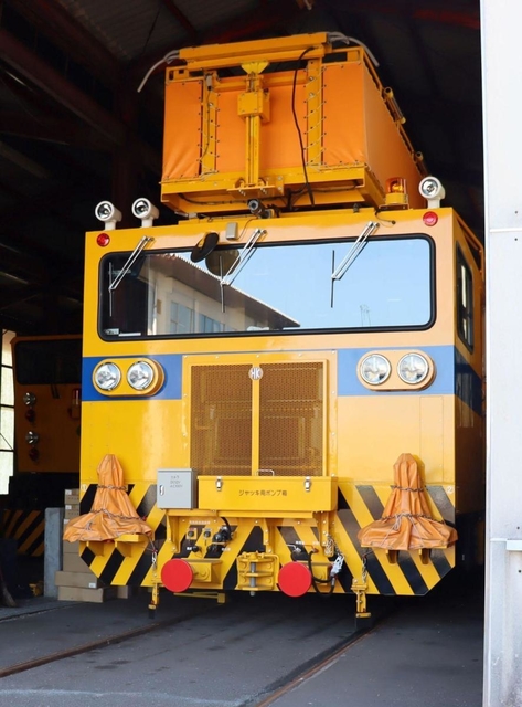 信号や架線の状況などを検査する電気検測車＝市営地下鉄名谷車両基地（撮影・秋山亮太）
