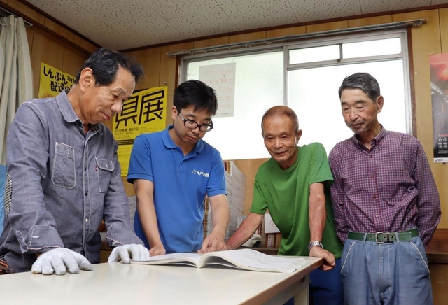 店内で打ち合わせをする松嶋所長（左から２番目）と勤続２０年以上のベテランスタッフ＝名谷北専売所
